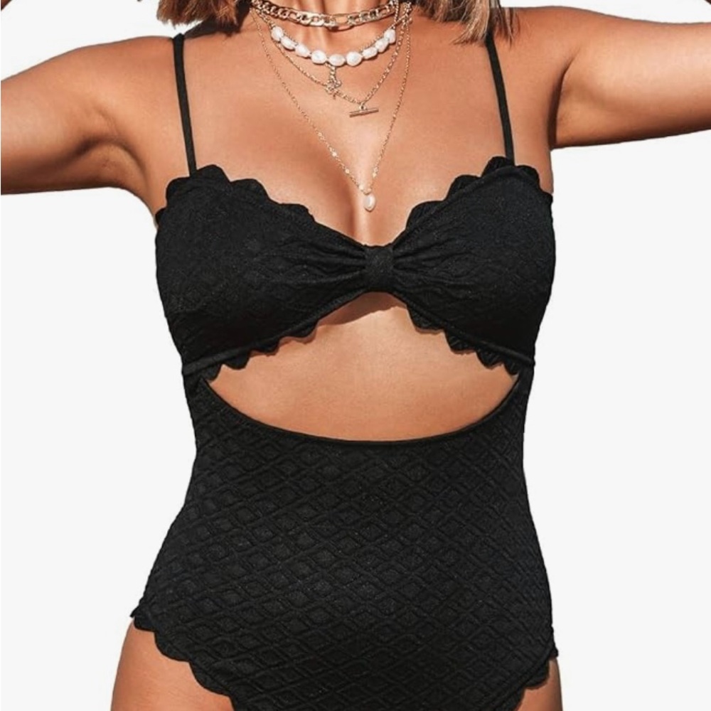 NWOT CUPSHE Women's One Piece Scallop Swimsuit - Never Worn